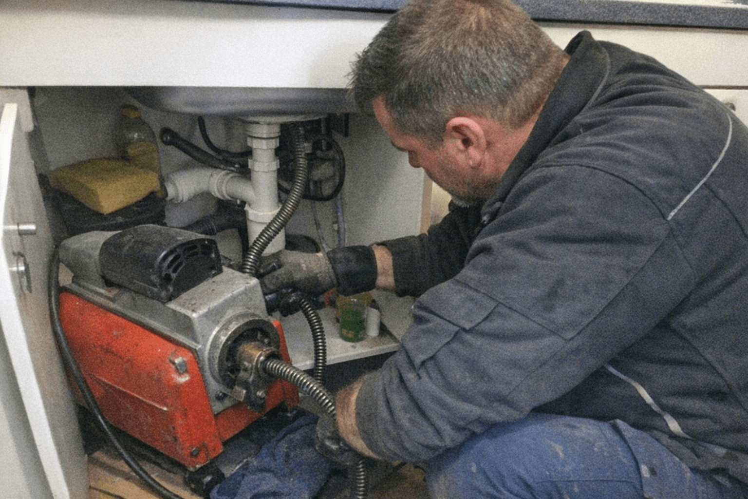 Kleine Inspektionskamera wird in ein freigelegtes Abflussrohr eingeführt